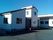 白を基調とした2階建ての建物は一部平屋建て。周囲に建物はなく、日当たり良好がいい。
