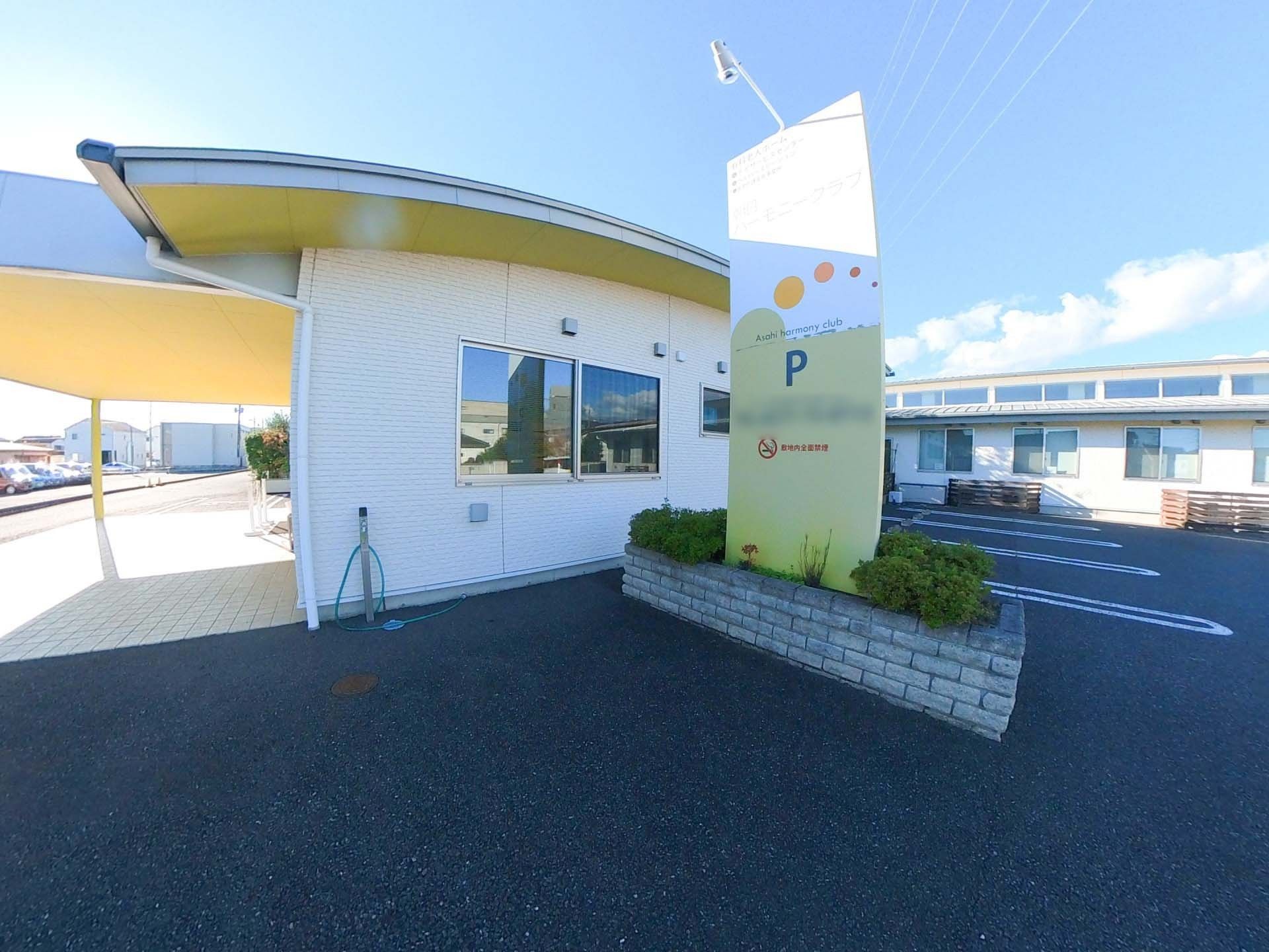 白い壁のモダンなエントランス