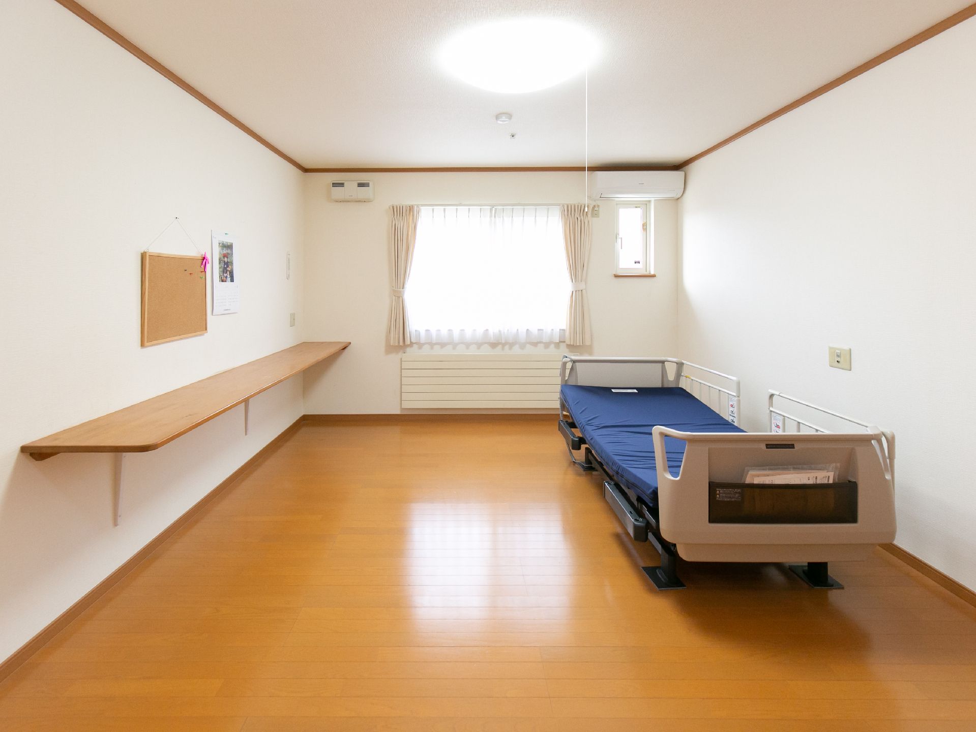 介護ベッドや家具が置かれた、面積の広い居室