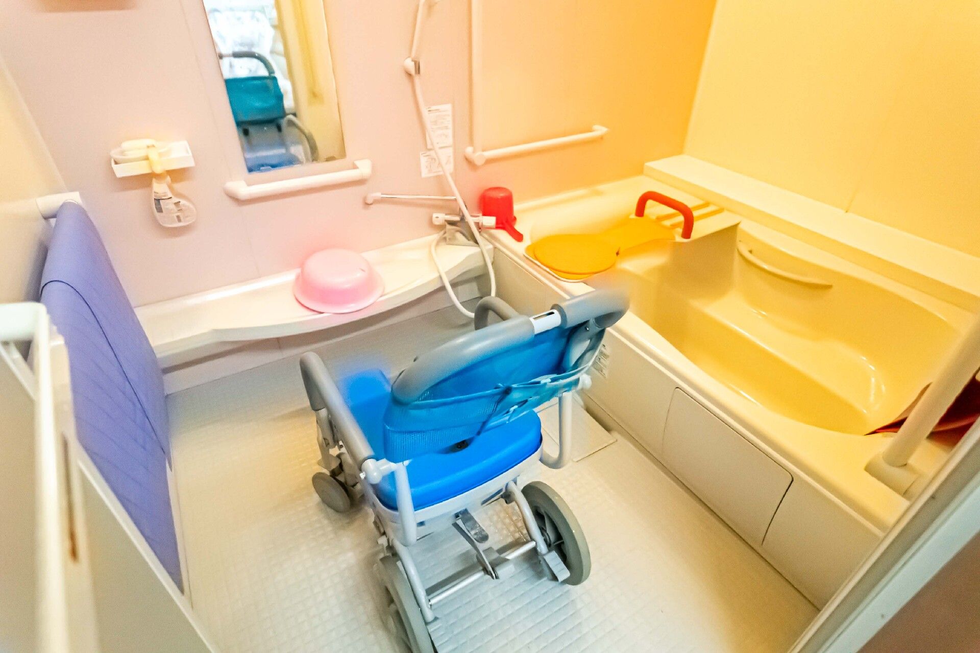 椅子や手すりを設置した浴室