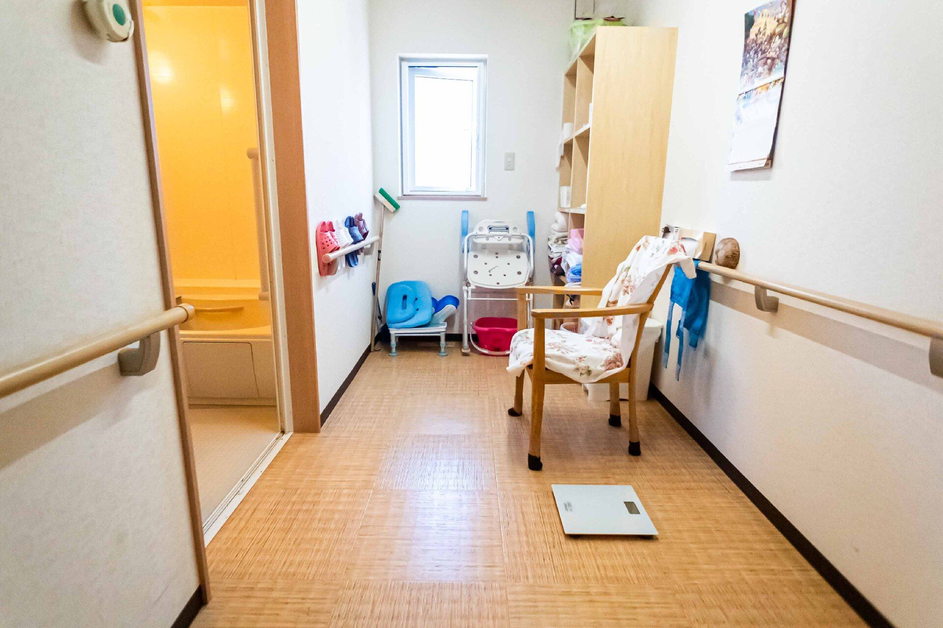 椅子を設置した浴室入口