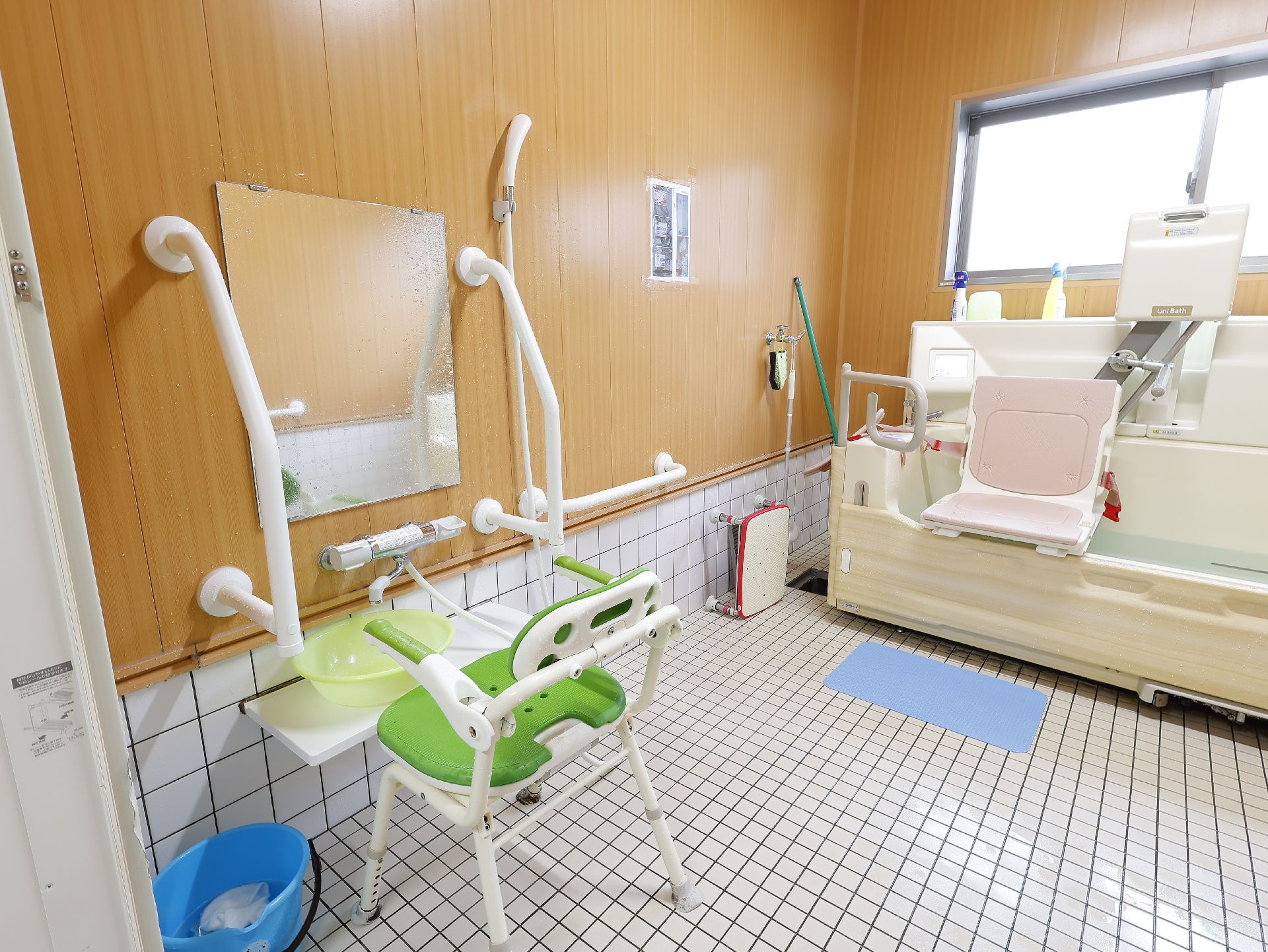 機械浴槽が設置してある、高齢者に配慮した浴槽