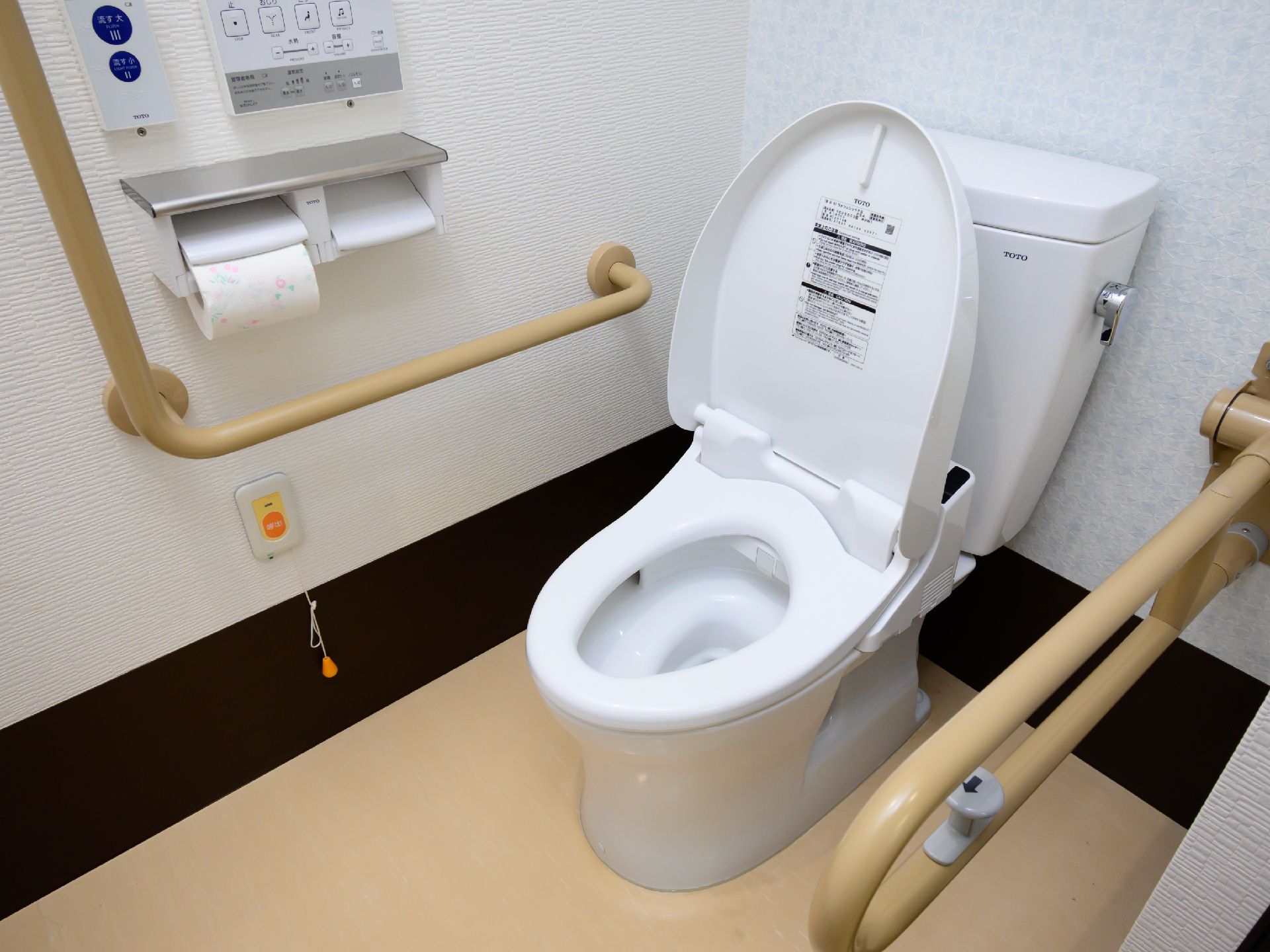 バリアフリーが完備され、大型の手すりが設置されているトイレ