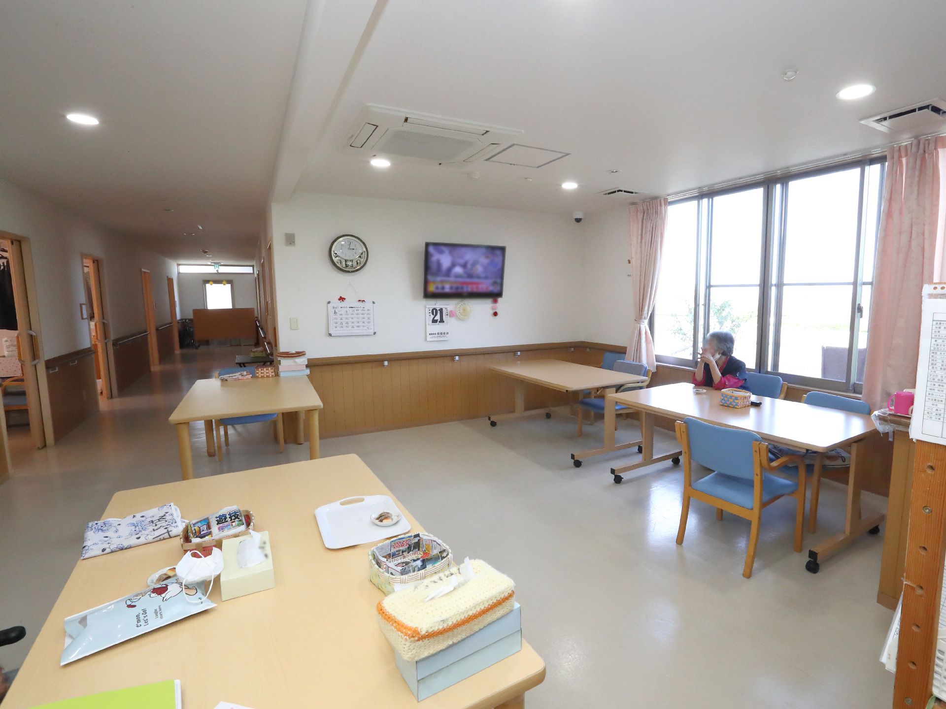 テレビが設置された共有スペース