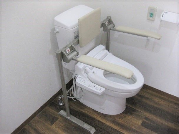 居室のトイレ。背もたれとか同期の手すりが付き、壁には呼び出しボタンもある。