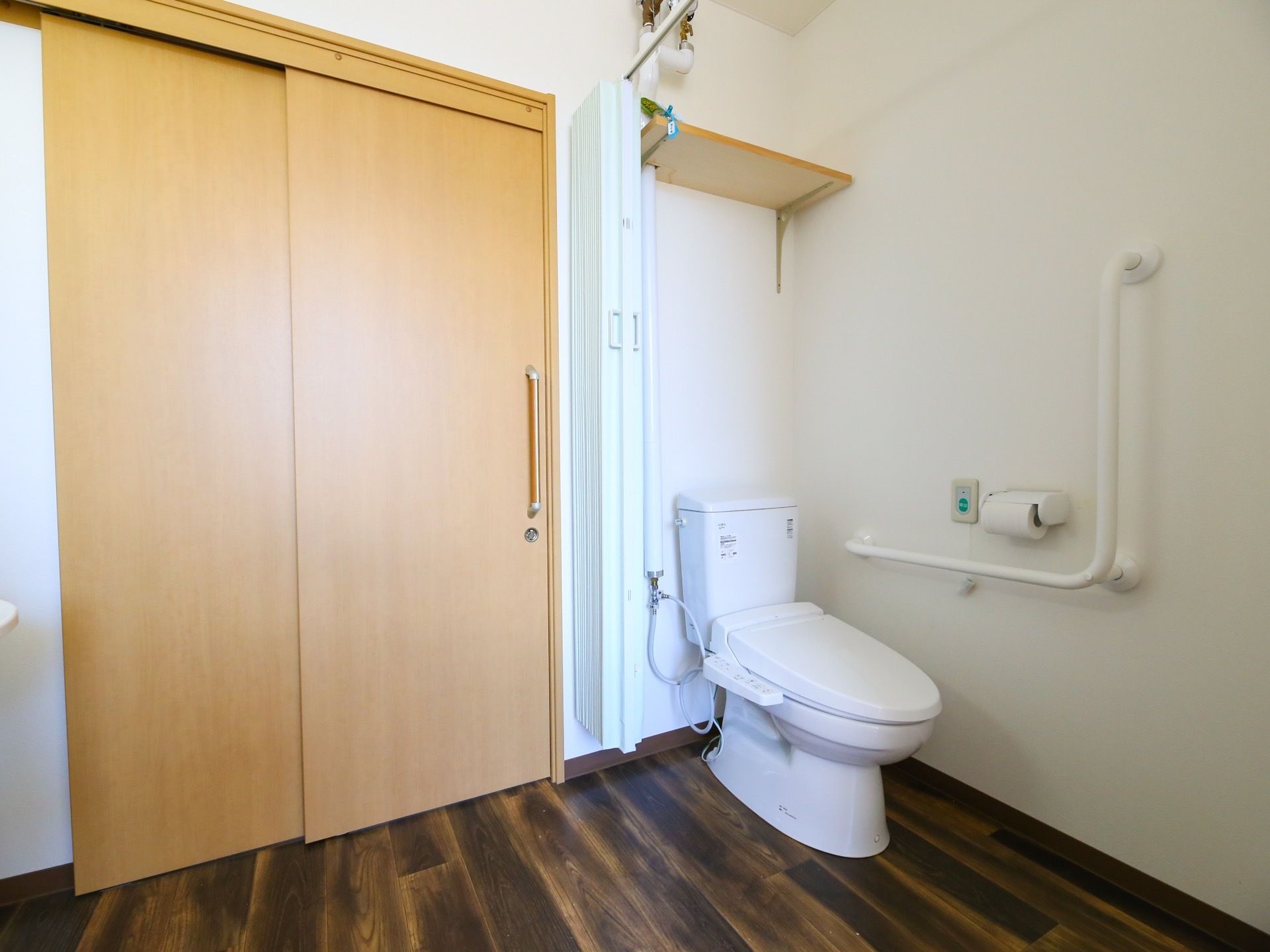 洋式トイレの付いた居室がある。トイレは居住スペースと一続きになっていて、アコーディオンカーテンで仕切られている。