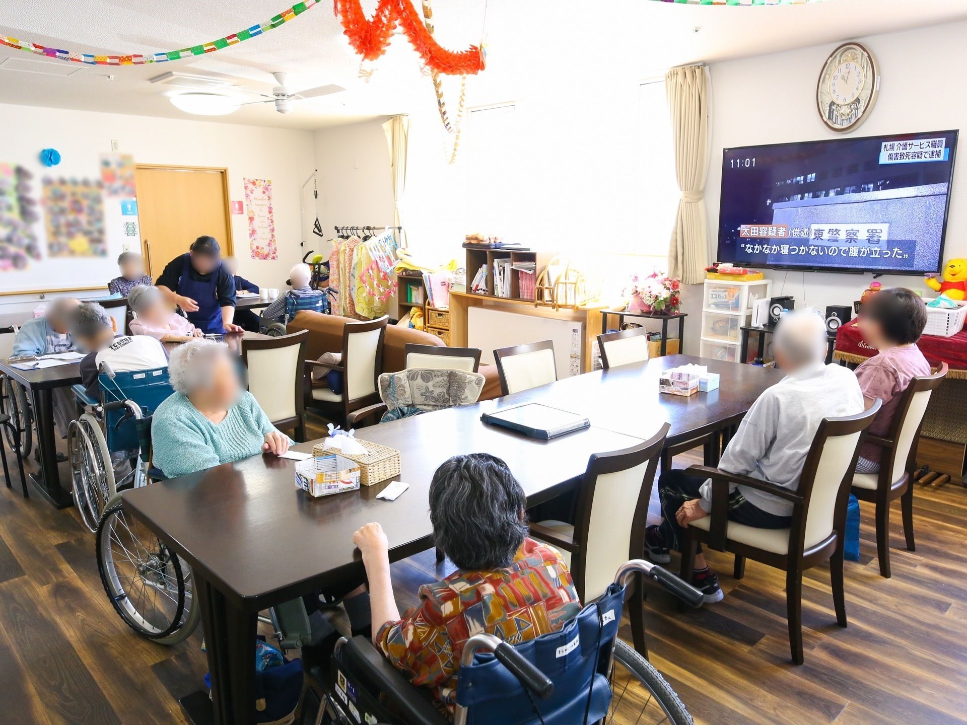車椅子のまま席に着けるダイニングテーブルが置かれている食堂