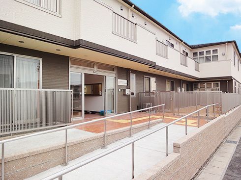 2階建ての建物はベージュ系で2階にはベランダが付き、一般の賃貸住宅といったようなアットホームな雰囲気。