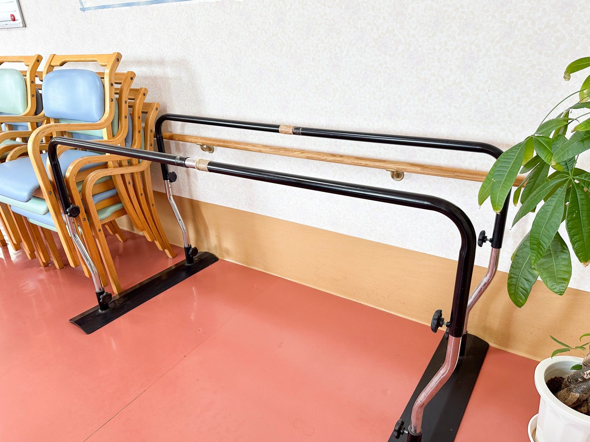 安全な歩行を支援する手すり