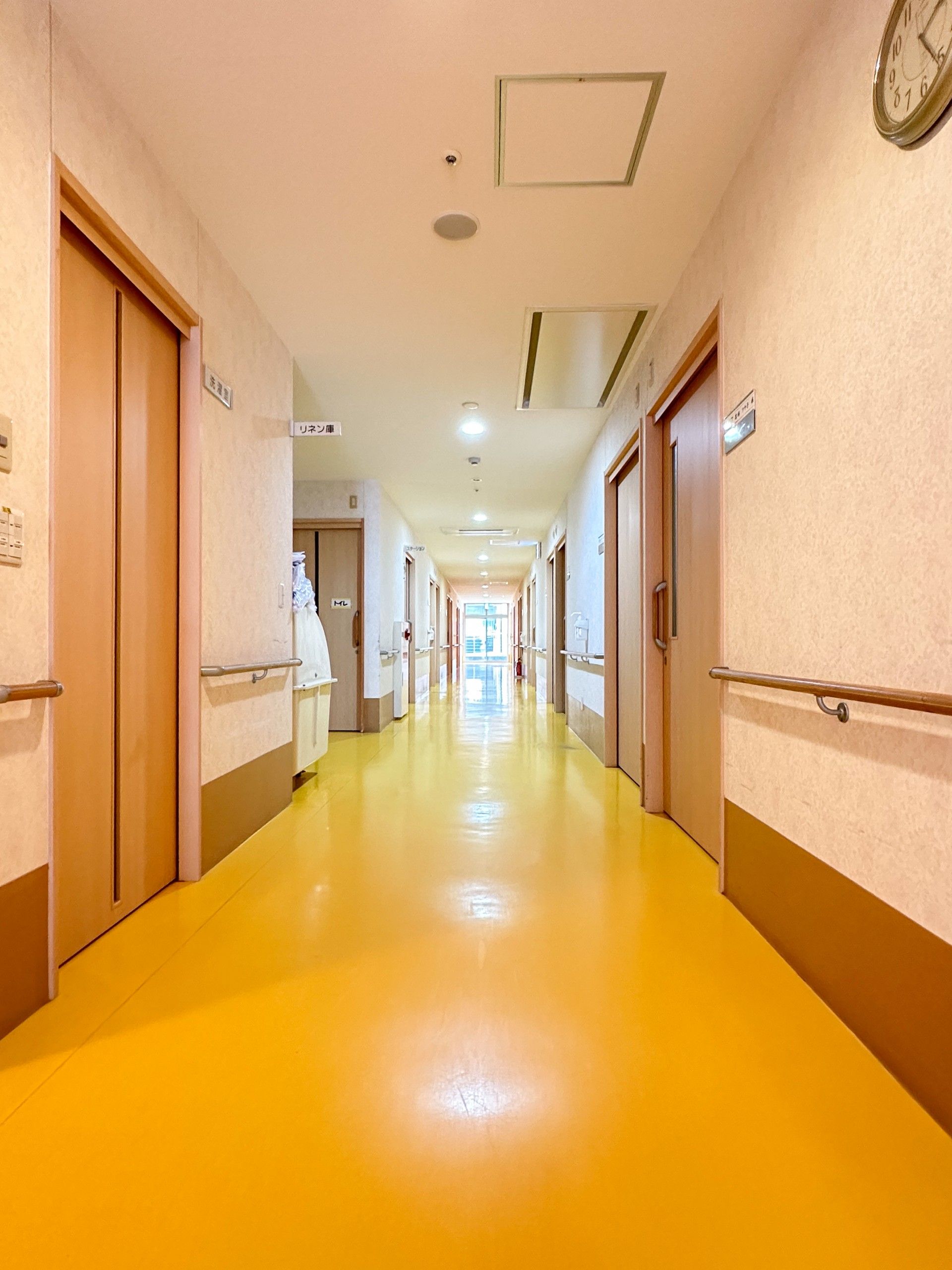 手前に引き戸があり、手すりがついている洗面所