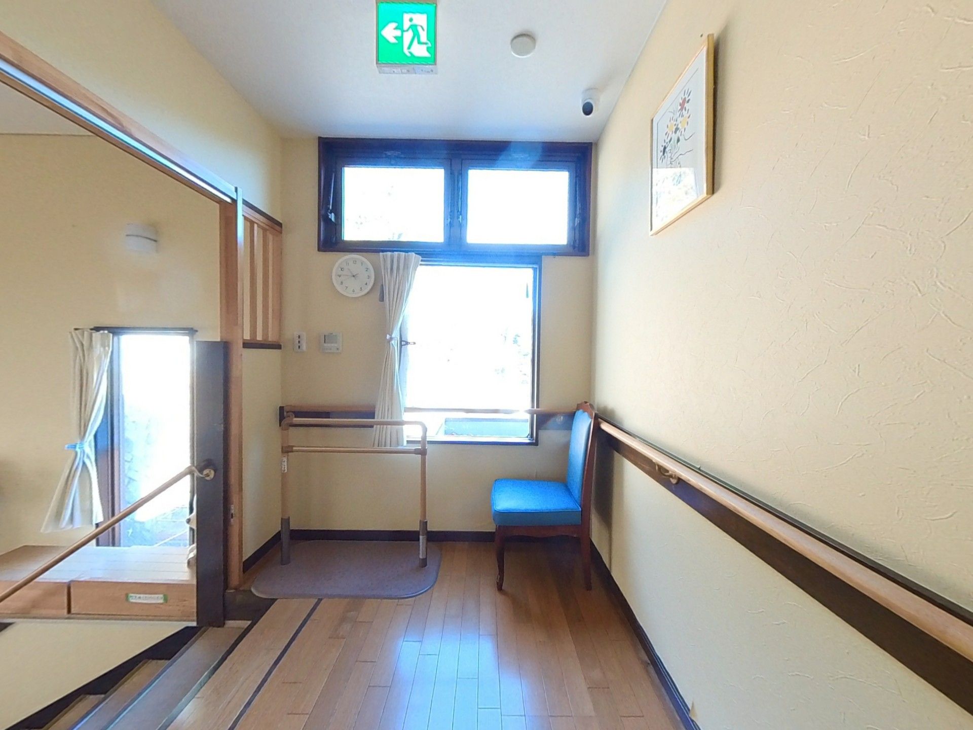 明るい廊下の居室入口