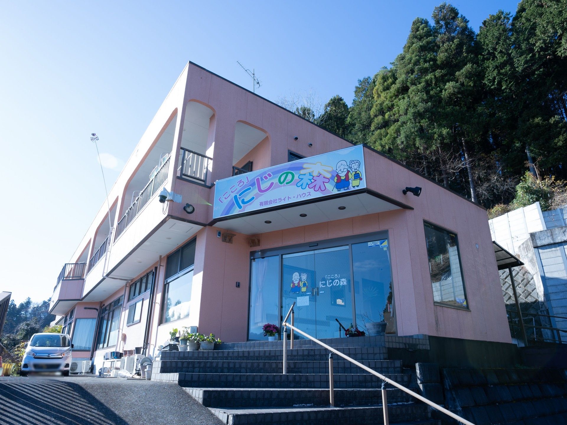 ピンクの外壁の建物外観