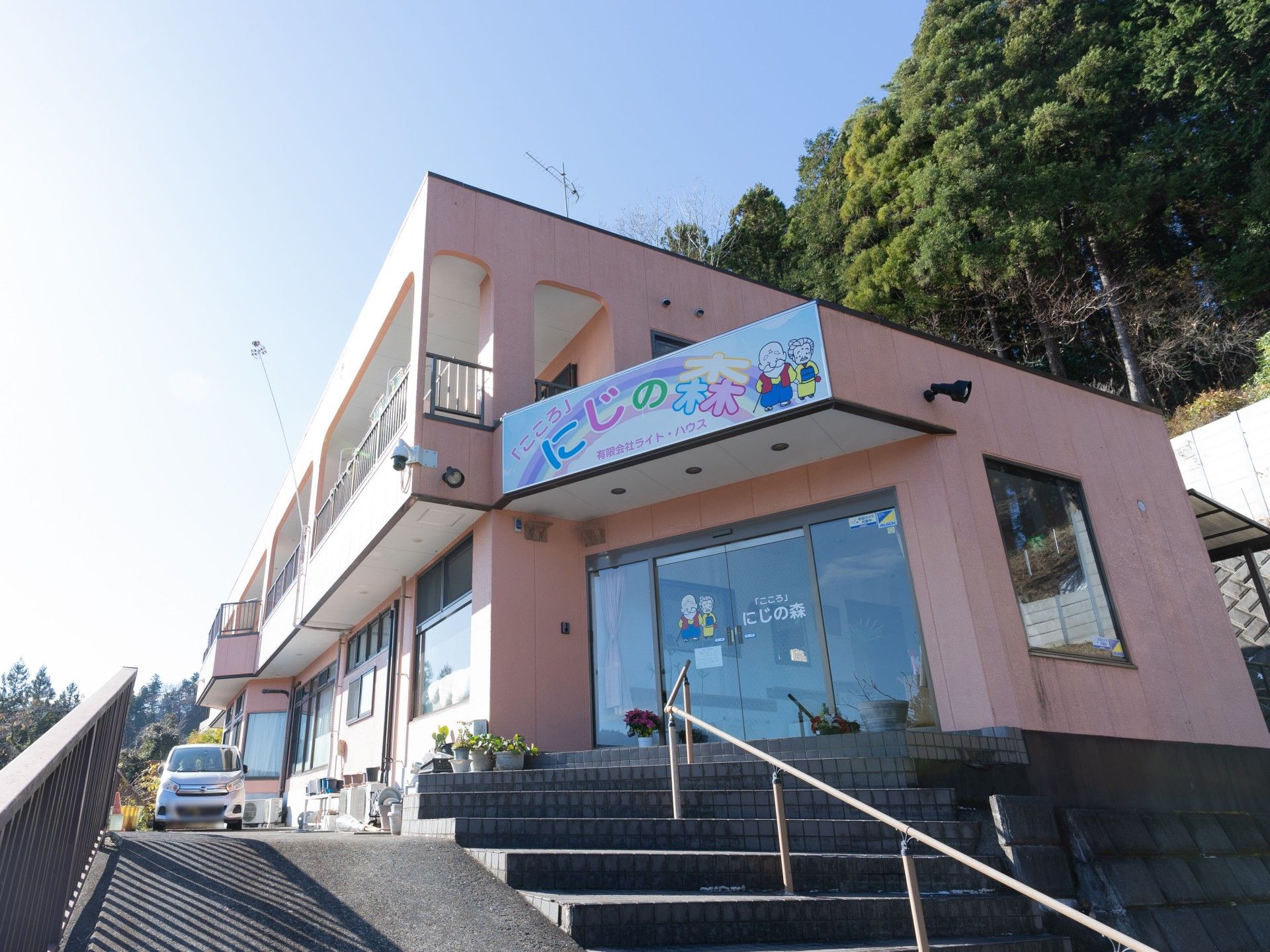 ピンク色の建物エントランス