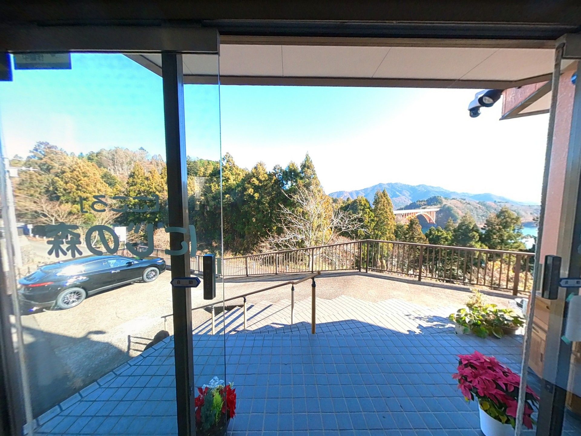 山並みを望むエントランス