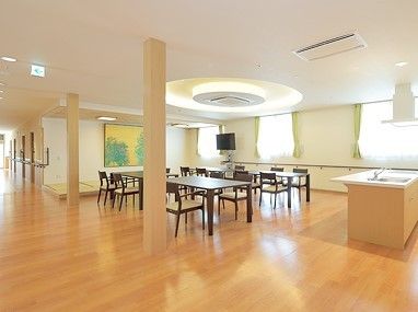 フローリングの床に白い壁、畳スペースなどもある共有スペース。大きな窓が複数つき、明るい雰囲気。