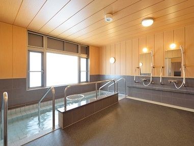 大浴場には大きな浴槽とシャワーが設置され、大きな窓もある。