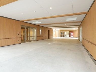 エントランスは広く幅の広い自動ドアがあるため車いすなどでも出入りがスムーズ。