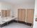 大きな鏡の前には洗面所が二つ並び、その横にあるドアにはトイレのマークが貼られている。