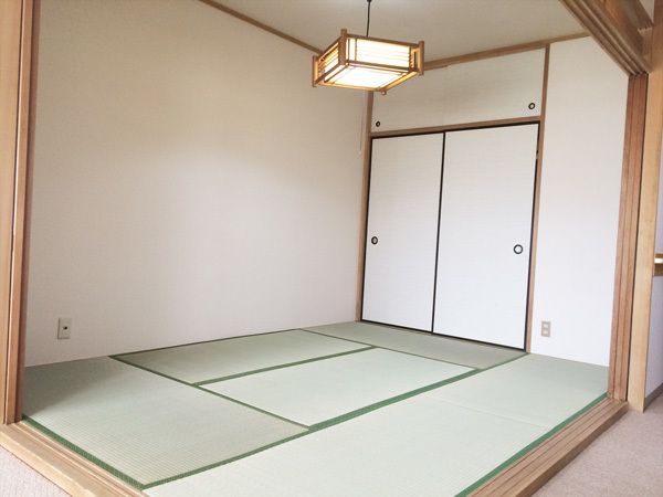 押し入れが付いた畳敷きのスペースが居室にあり、和風の照明が自宅と似た雰囲気。