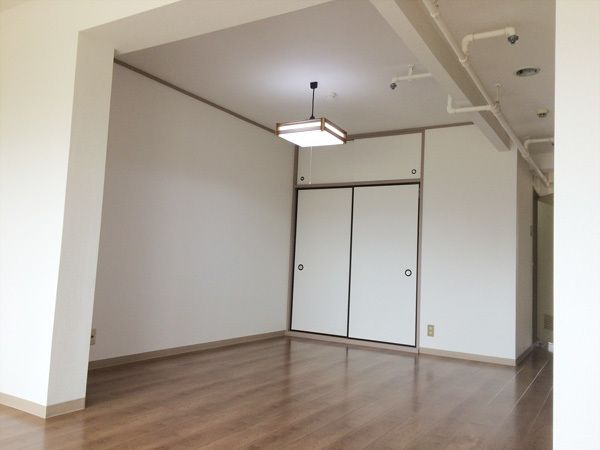 押し入れが付いたフローリングの居室。段差がないので車いすの入居者も自立した生活ができる。