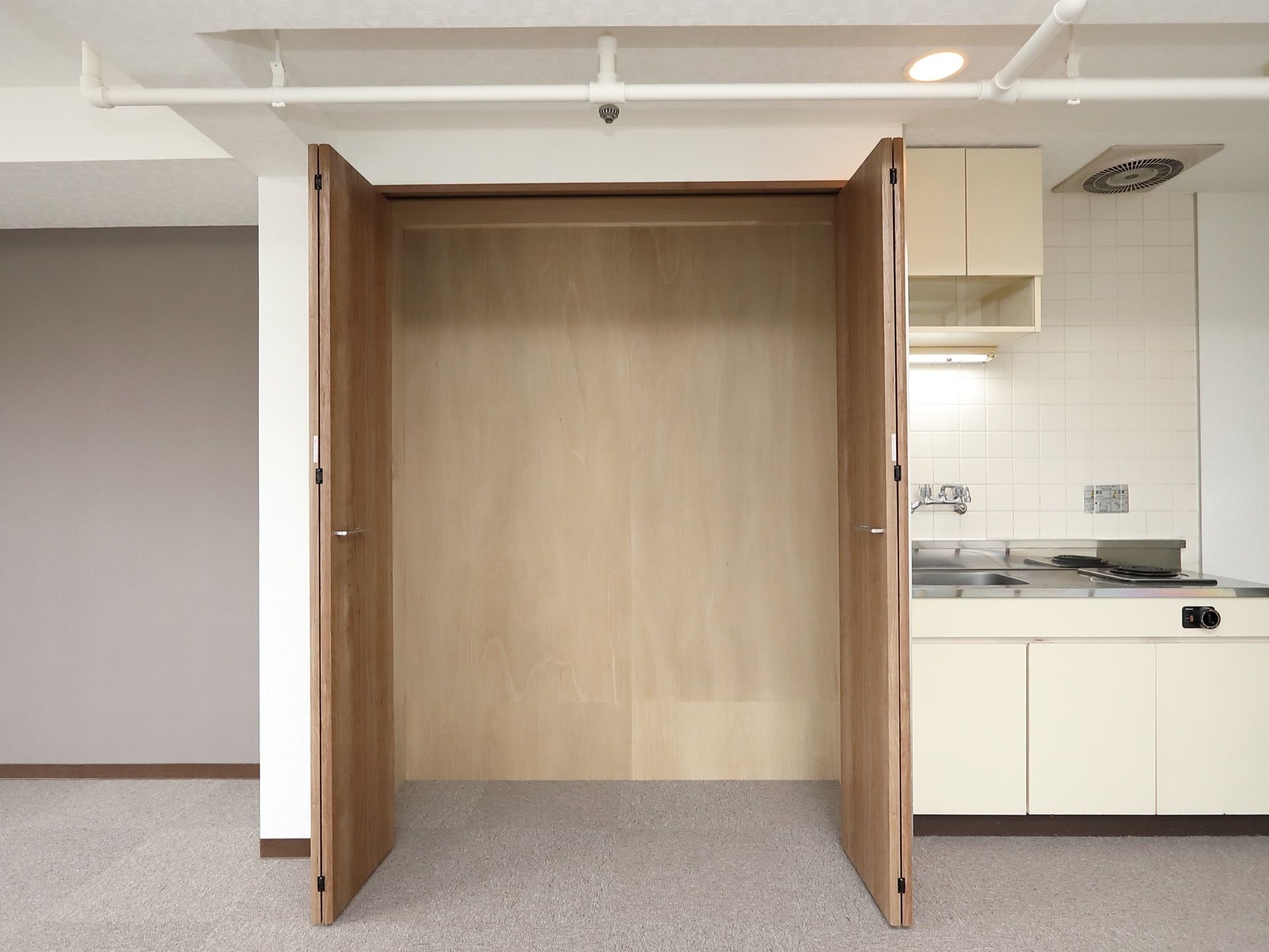 居室内のキッチンの隣に大きなクローゼットを完備している。洋服を掛けるポールがあるのでコート類やワンピースが収納できる。