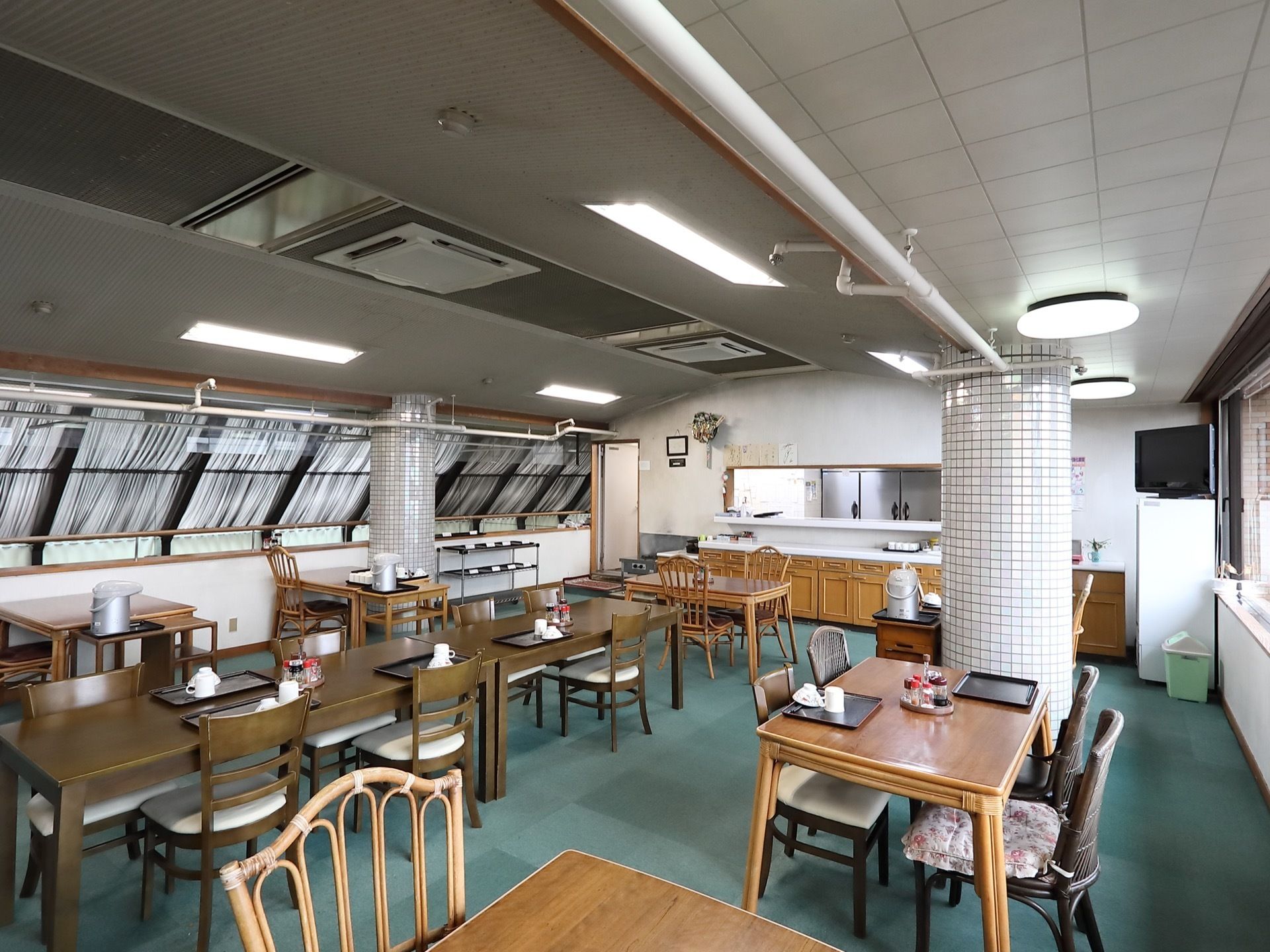 広々とした開放感のある食堂である。大型液晶テレビや４人掛けのダイニングテーブル、電気ポットが完備されている。