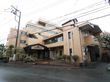 ダークブラウンのレンガ造りがおしゃれな５階建ての建物である。建物周辺には植え込みがあり手入れが行き届いて美しい。