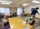 明るく広々とした介護施設の共有スペース