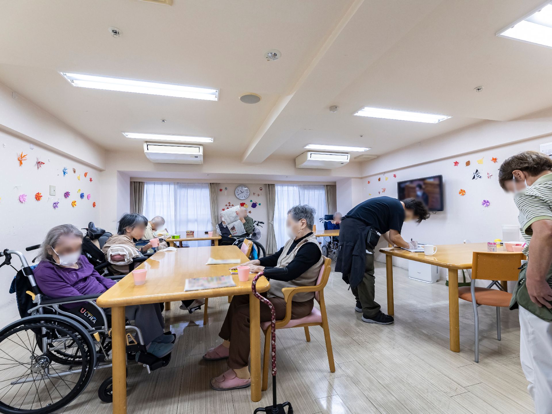 大きな窓がついた共有スペース