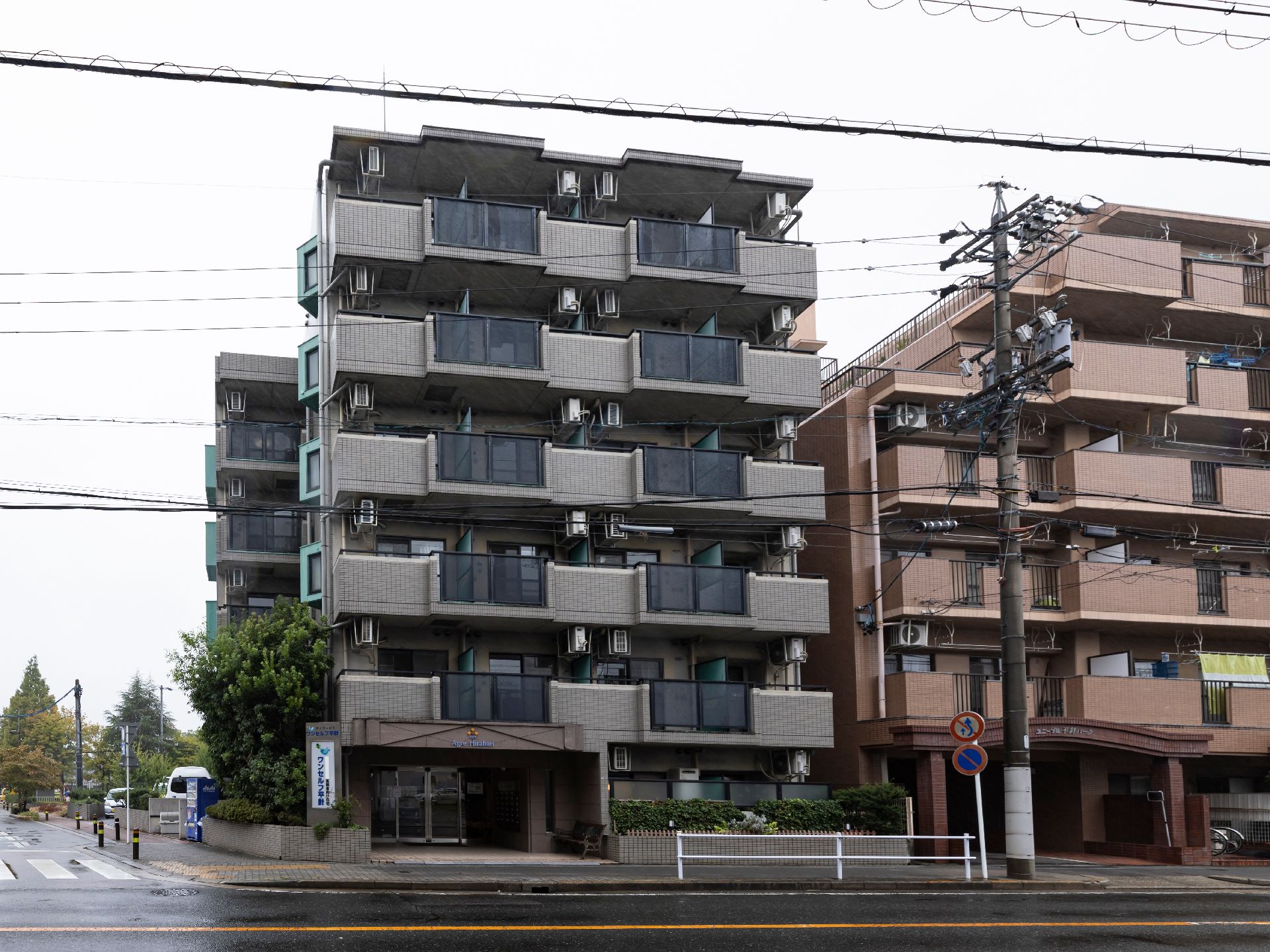 落ち着いた色合いの外観
