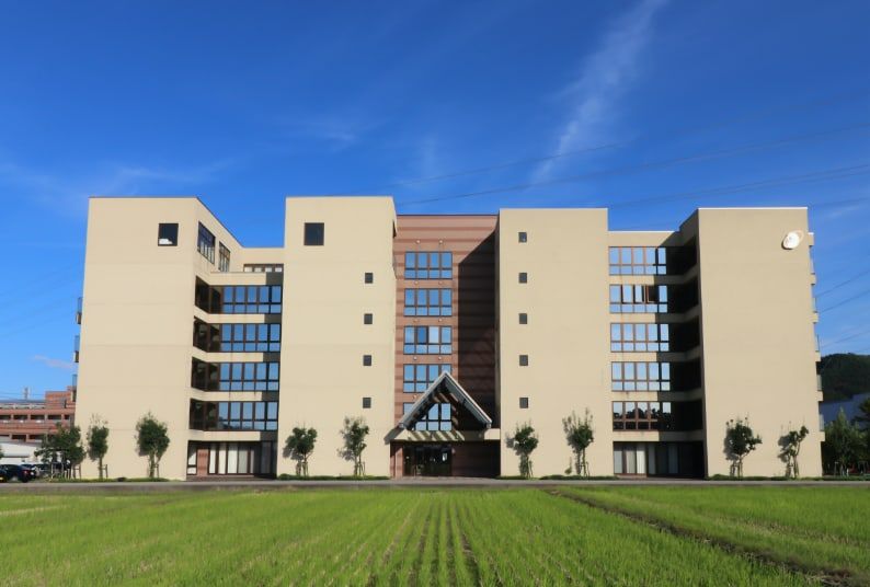 広々とした建物の外観