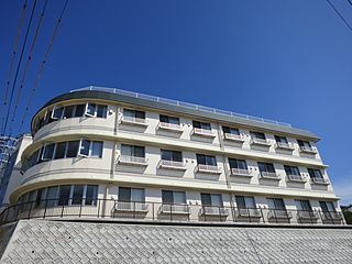 青空の下の建物外観