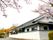 桜が咲く建物の外観