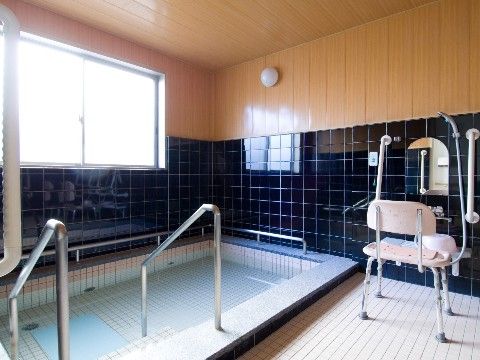 大浴場の湯船は数人で入れる広さがある。湯船の縁は低く、あまり足を上げずに入れるようになっている。手すりもあり安心して利用できる。