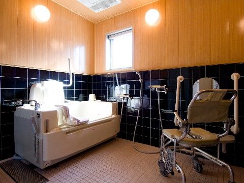 自分で入浴するのが困難な方には、専用の椅子に乗ったまま入れる介護用入浴機器を用意している。皆様に入浴してもらい、喜んでいただいている。