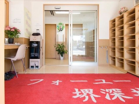 施設名を書いた大きなマットがある。玄関には段差がなく、車椅子をご利用の方や足腰の弱い方も安心して出入りできる。