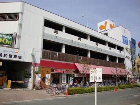 駅の近くには飲食店や食品、日用品などを購入できる商店が集まっている。必要な物を揃えるのに便利である。