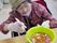 楽しそうに料理をする女性
