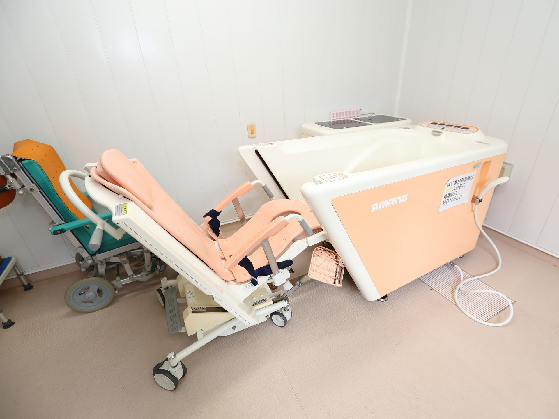 入浴装置が用意された浴室