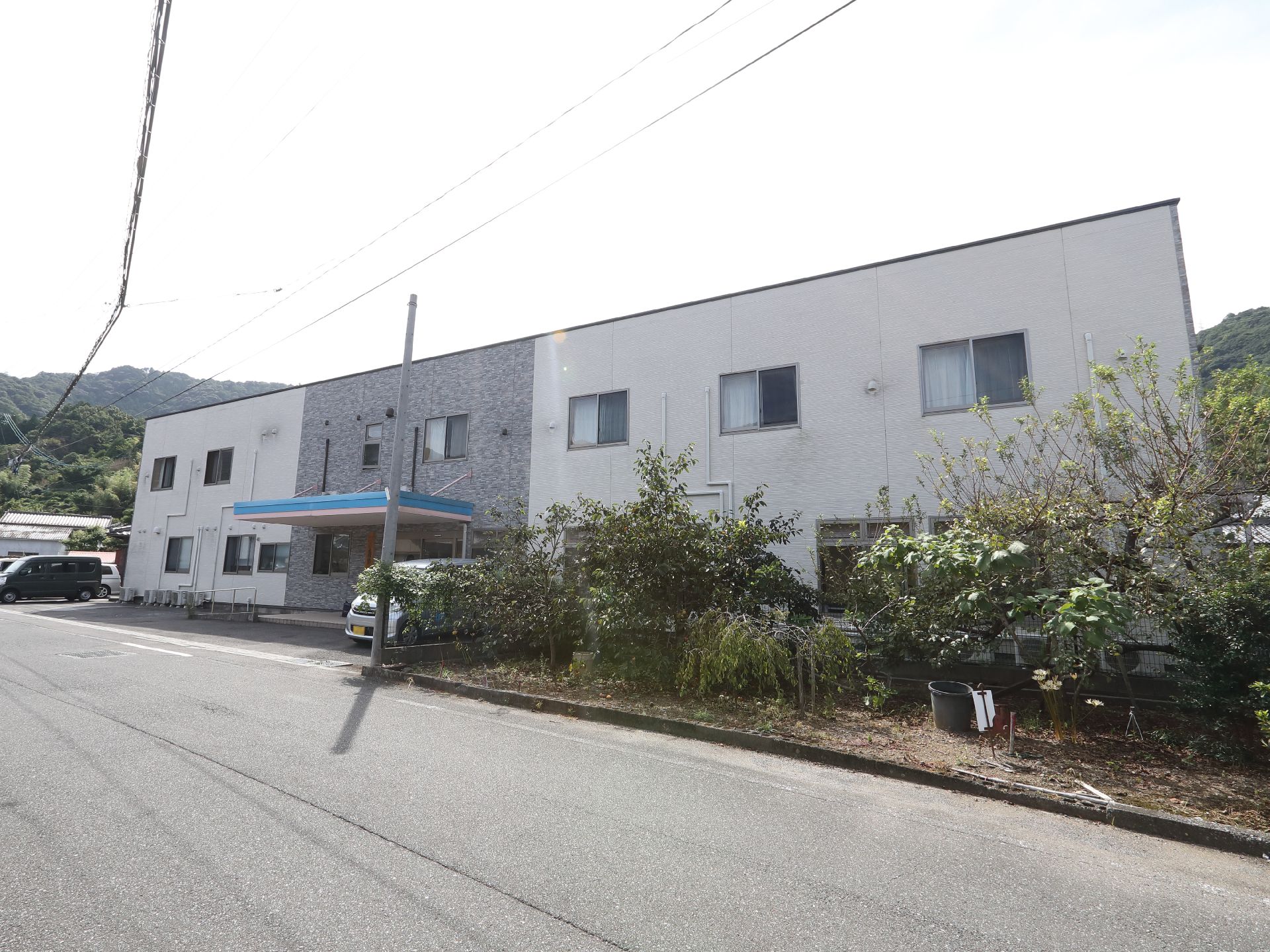 個室をご用意している２階建ての施設