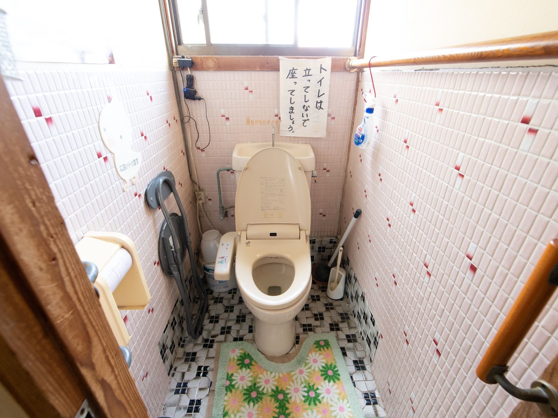 窓が設置されタイル張りでデザインされた壁や床である。快適にご利用いただける温水洗浄便座器が完備されている。