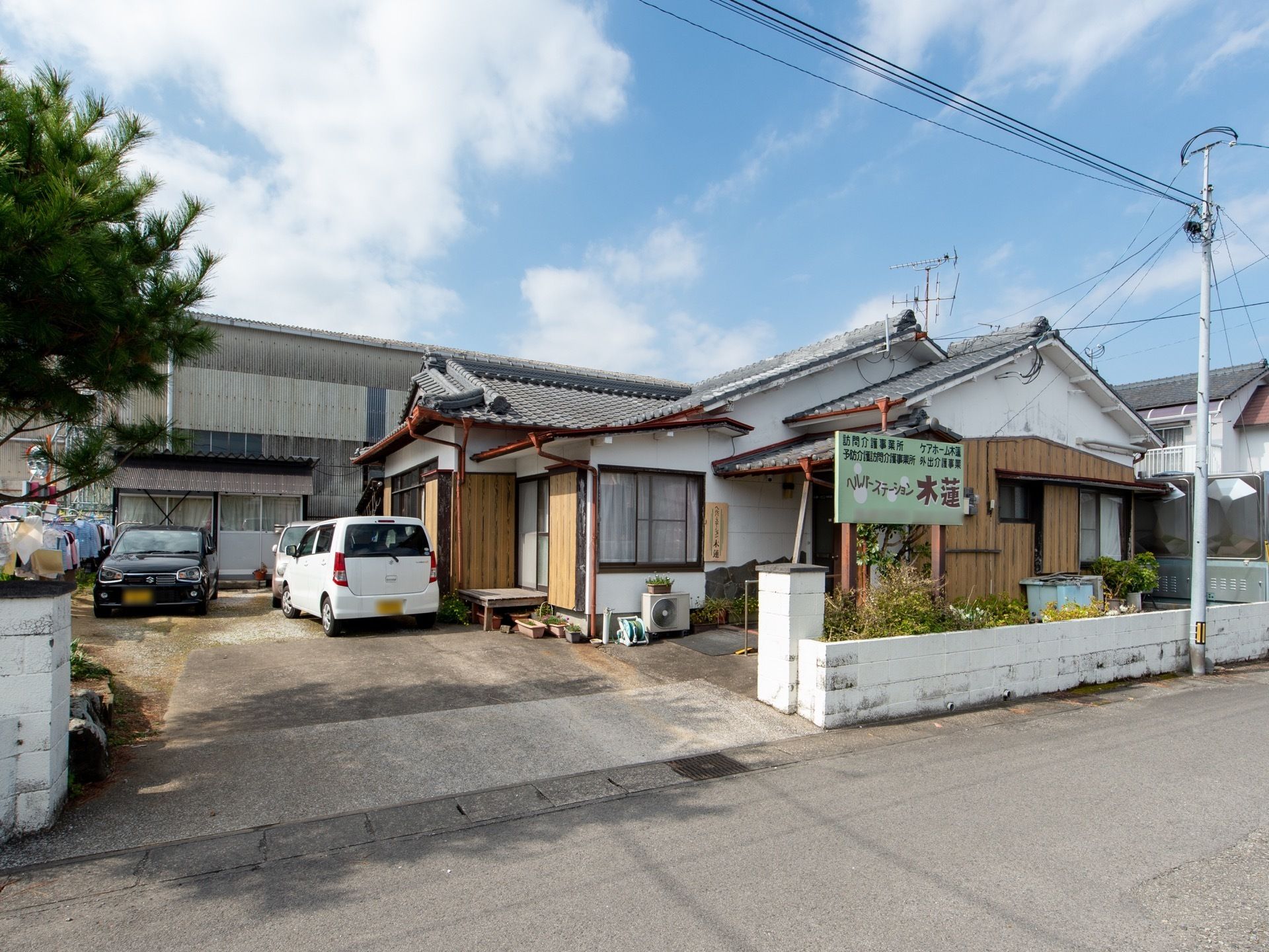 施設は、平屋建てで瓦屋根が完備されている。親しみある空間での温もりある暮らしと充実した介護ケアを自慢としている。