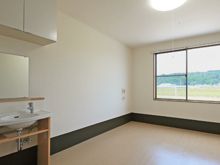 洗面台と窓がついているワンルームタイプの部屋の様子。何も置いていない入居前の居室