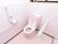 薄いピンクを基調としたトイレで、温水洗浄便座を取りつけている。壁には非常ボタンと手すりがあり、トイレットペーパーが１か所にある。