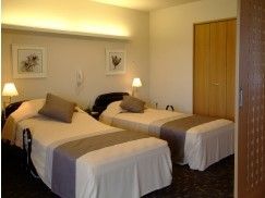 二つベッドが並んだホテルような部屋。施設内の居室の一室