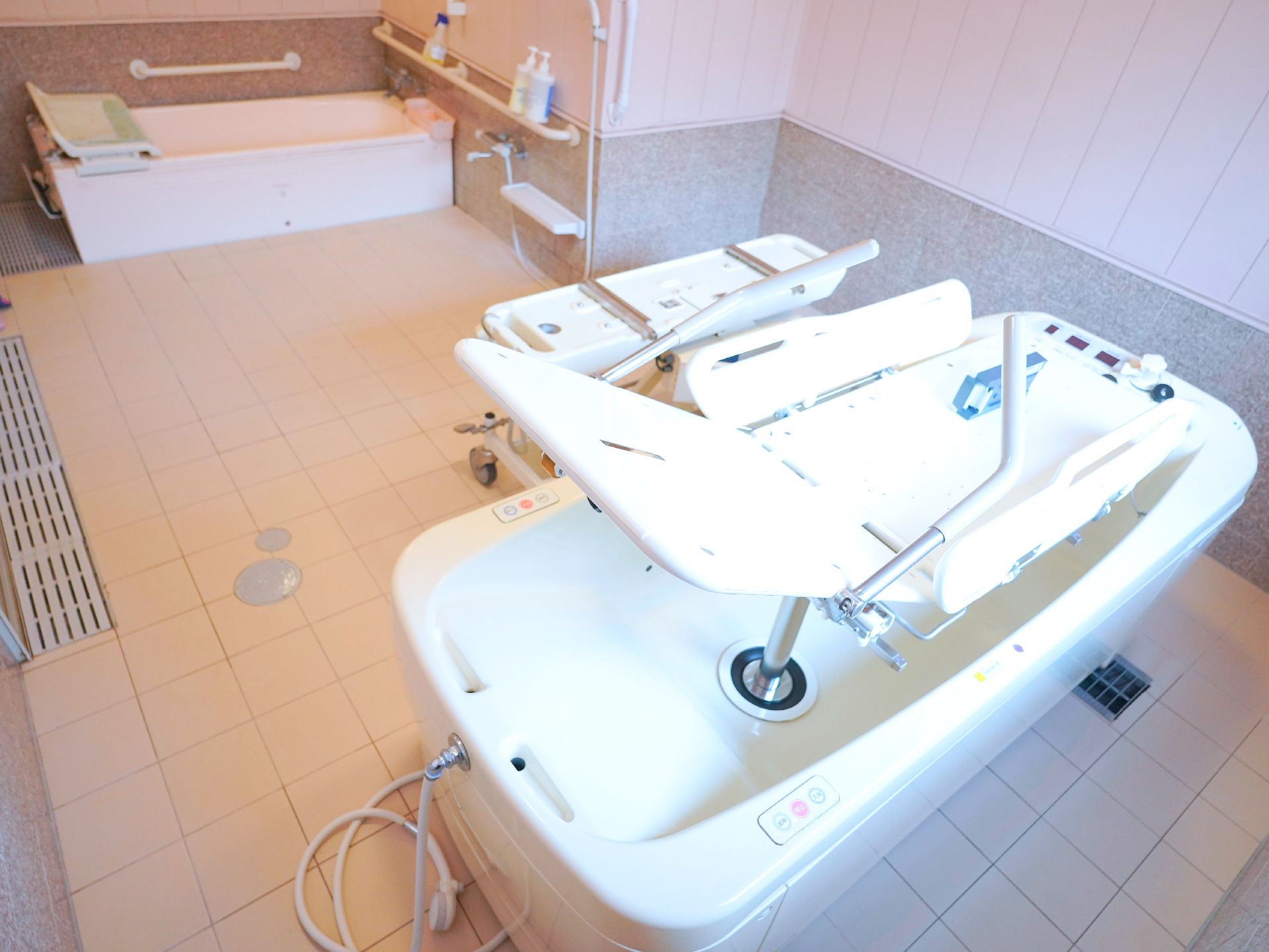 介護用の機器が設置された浴室