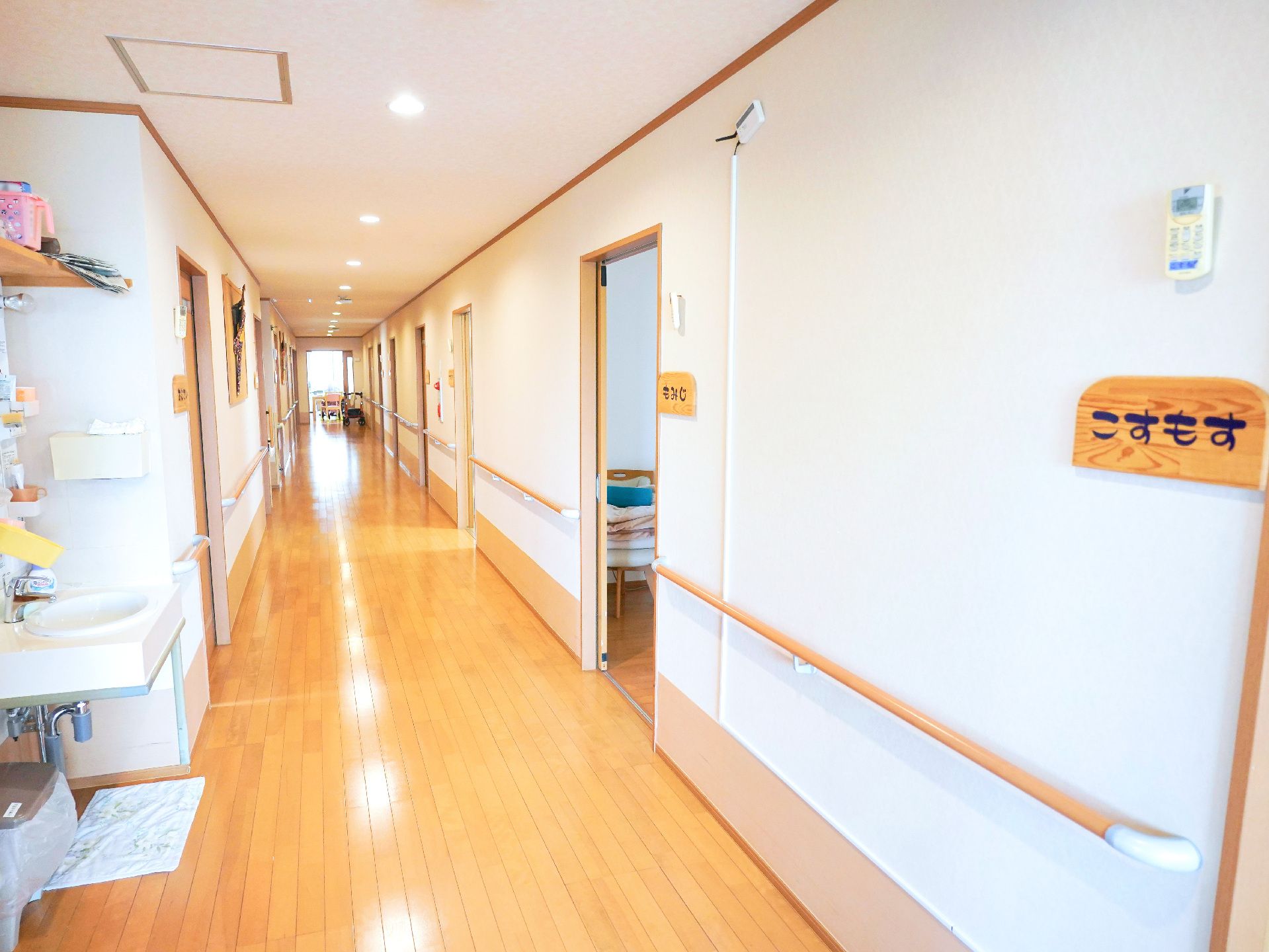手すりが設置された廊下