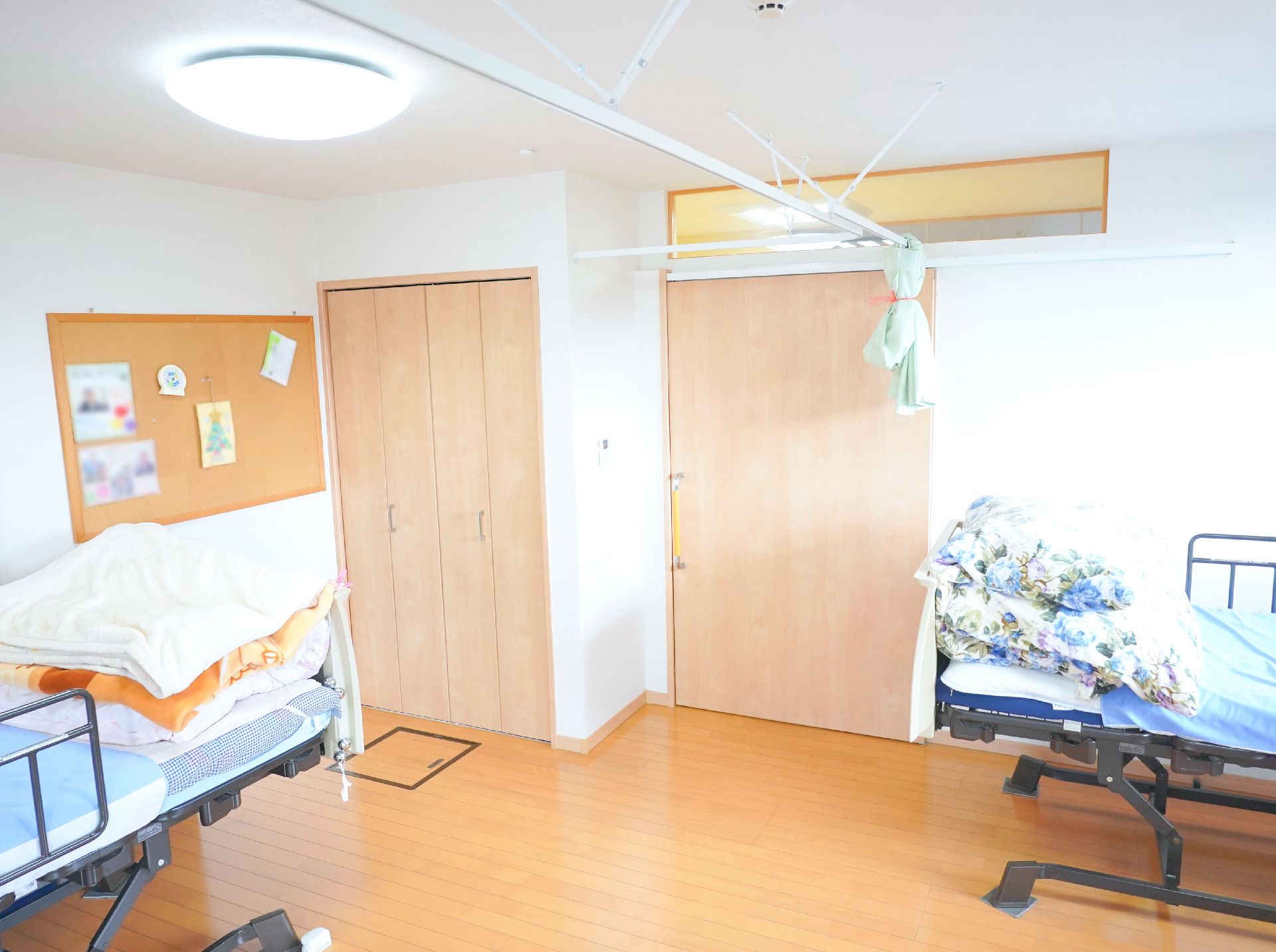 天井に火災報知器が設置された居室