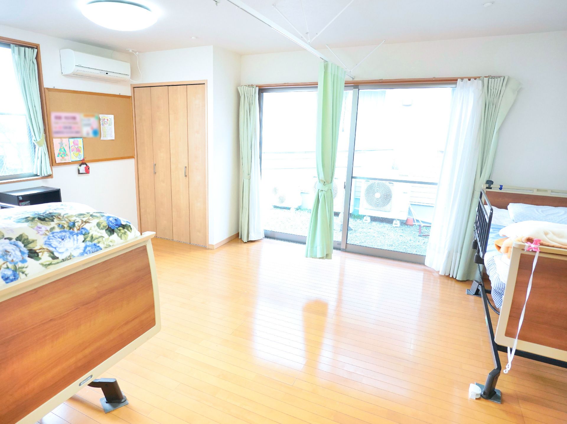 ベッドが設置された二人部屋