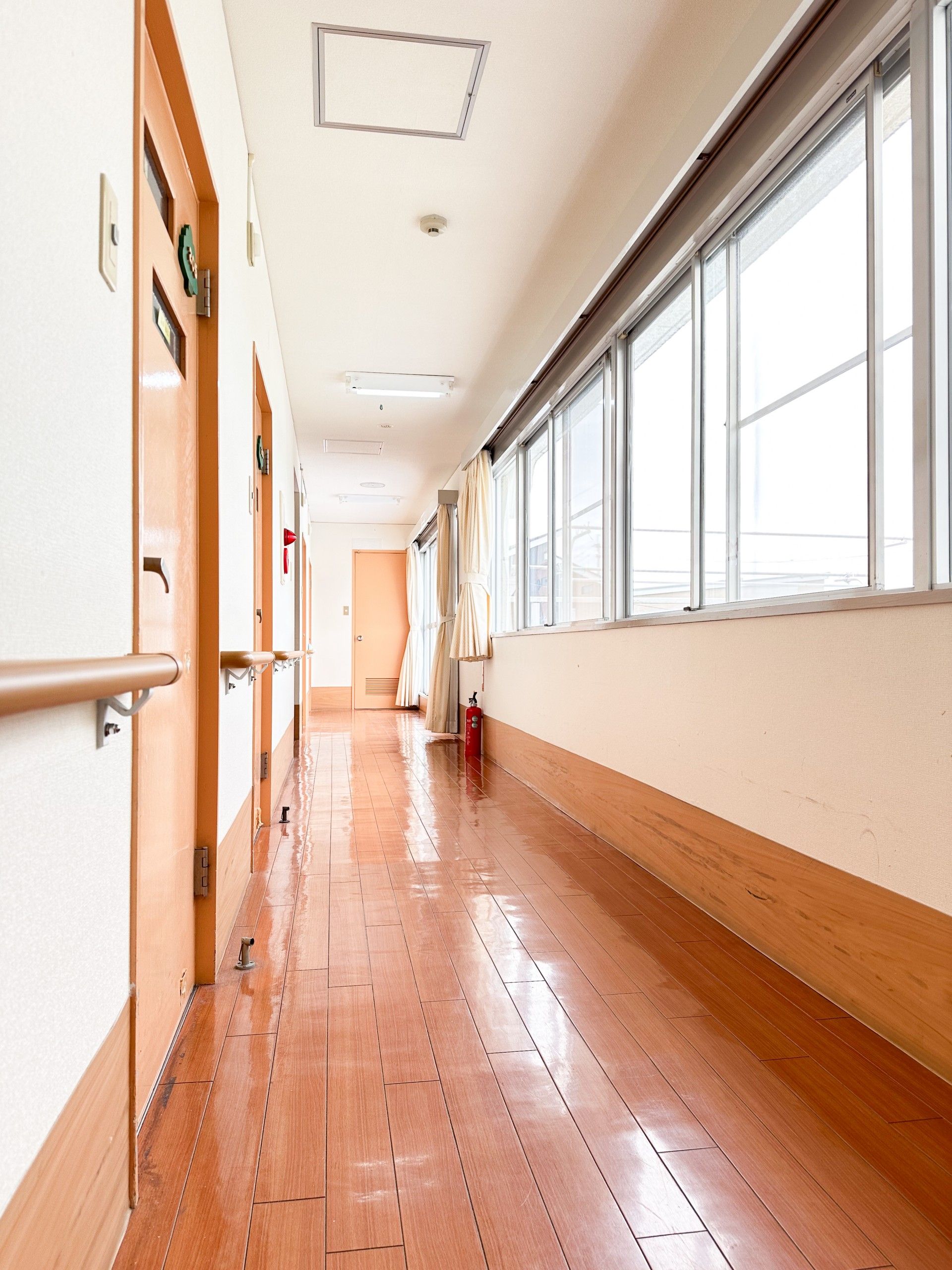 明るく広々とした廊下